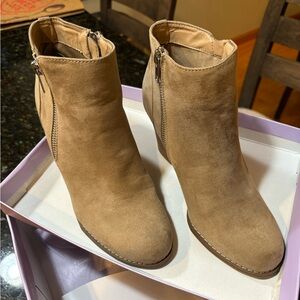 Madden Girl Gatess ankle wedge boots size 7.5